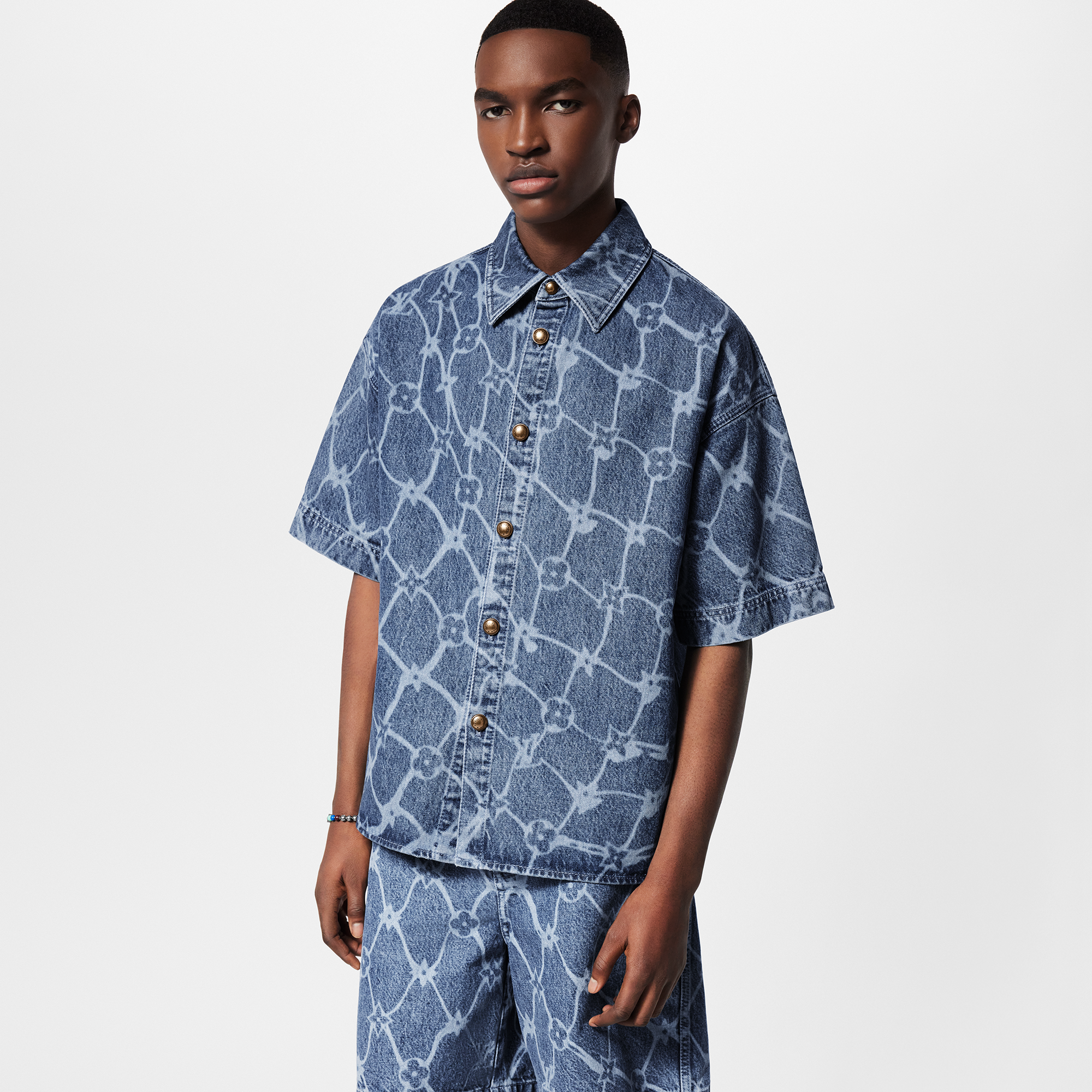 เสื้อเชิ้ตเดนิมแขนสั้นพิมพ์ลาย Monogram  in ผู้ชาย's เสื้อผ้า เสื้อเชิ้ตสำหรับผู้ชาย collections by Louis Vuitton (การย่อ/ขยายผลิตภัณฑ์)